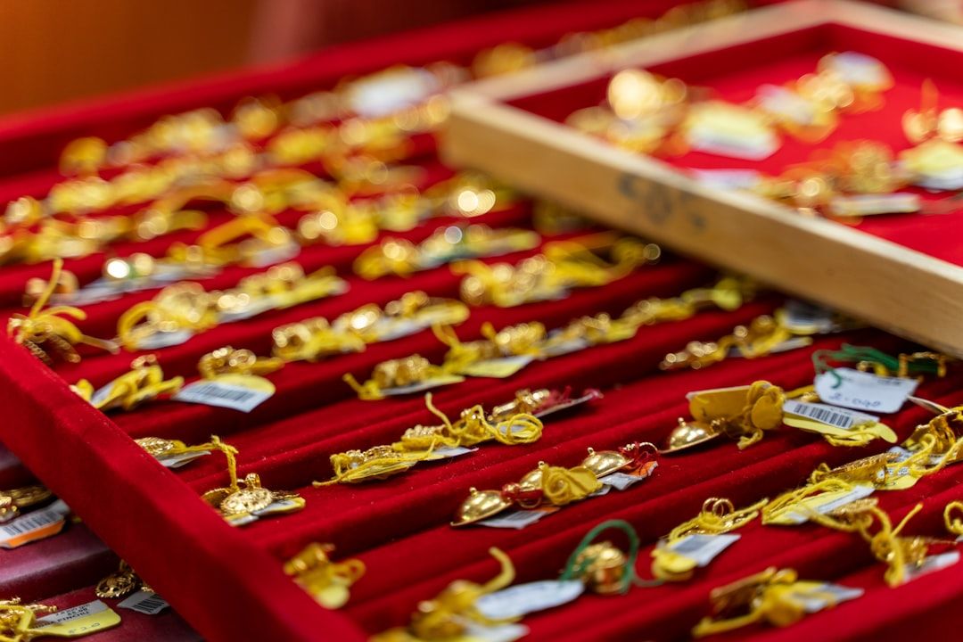Sälja guld utan att bli lurad – så värderar du smycken och hittar rätt köpare